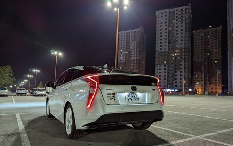 Toyota Prius IV XW50, 2018 год, 1 950 000 рублей, 3 фотография