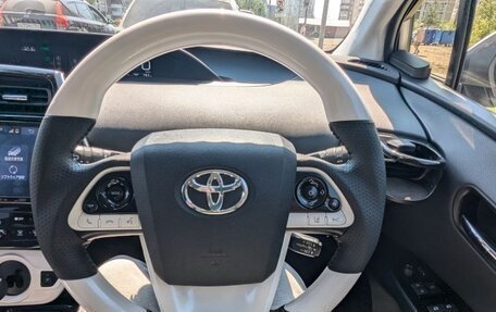Toyota Prius IV XW50, 2018 год, 1 950 000 рублей, 7 фотография