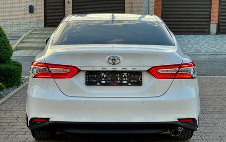 Toyota Camry, 2022 год, 3 600 000 рублей, 2 фотография