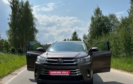 Toyota Highlander III, 2019 год, 4 300 000 рублей, 2 фотография
