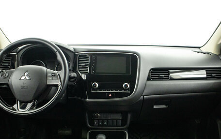 Mitsubishi Outlander III рестайлинг 3, 2021 год, 2 149 000 рублей, 14 фотография
