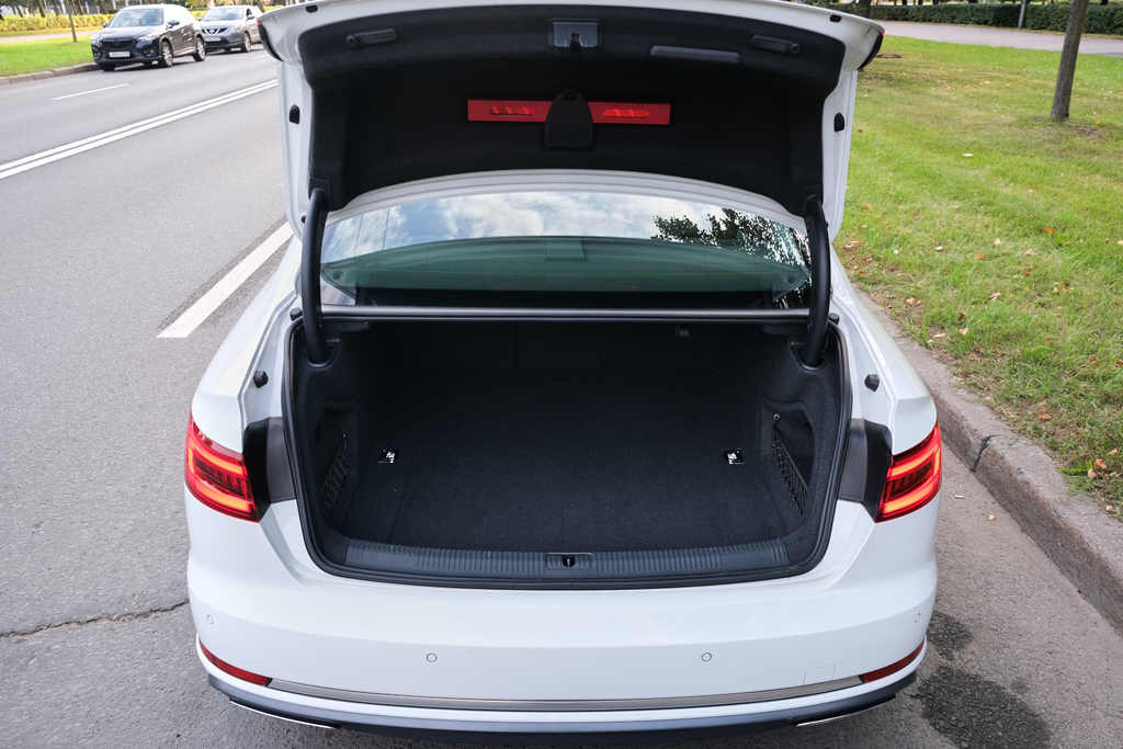 Audi A4 B9, 2019 год, 3 400 000 рублей, 28 фотография