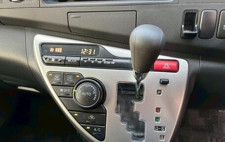 Toyota ISis I, 2014 год, 950 000 рублей, 17 фотография