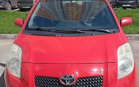 Toyota Yaris III рестайлинг, 2007 год, 549 999 рублей, 1 фотография