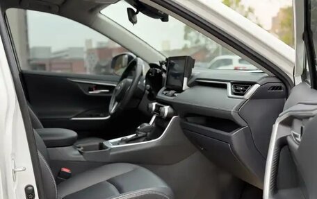 Toyota RAV4, 2021 год, 2 411 000 рублей, 17 фотография