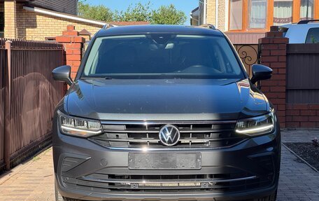 Volkswagen Tiguan II, 2021 год, 2 900 000 рублей, 2 фотография
