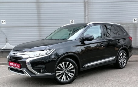 Mitsubishi Outlander III рестайлинг 3, 2021 год, 1 999 000 рублей, 1 фотография