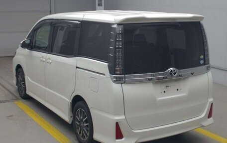 Toyota Voxy III, 2014 год, 2 090 000 рублей, 2 фотография