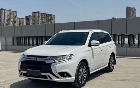 Mitsubishi Outlander III рестайлинг 3, 2021 год, 1 700 898 рублей, 2 фотография