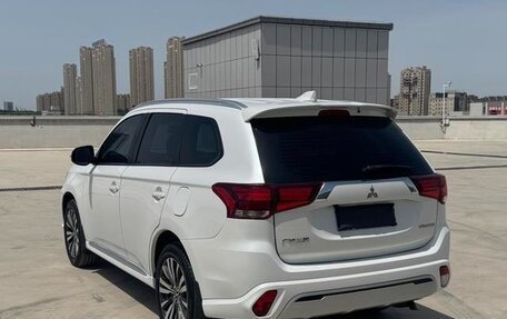 Mitsubishi Outlander III рестайлинг 3, 2021 год, 1 700 898 рублей, 4 фотография