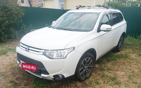 Mitsubishi Outlander III рестайлинг 3, 2014 год, 1 330 000 рублей, 3 фотография