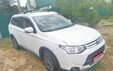 Mitsubishi Outlander III рестайлинг 3, 2014 год, 1 330 000 рублей, 2 фотография