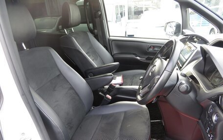 Toyota Voxy III, 2021 год, 1 810 000 рублей, 9 фотография