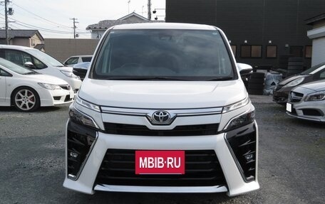 Toyota Voxy III, 2021 год, 1 810 000 рублей, 2 фотография