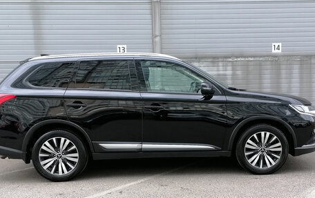 Mitsubishi Outlander III рестайлинг 3, 2021 год, 1 999 000 рублей, 4 фотография