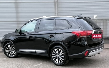 Mitsubishi Outlander III рестайлинг 3, 2021 год, 1 999 000 рублей, 7 фотография