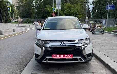 Mitsubishi Outlander III рестайлинг 3, 2019 год, 2 200 000 рублей, 1 фотография