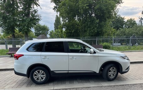 Mitsubishi Outlander III рестайлинг 3, 2019 год, 2 200 000 рублей, 2 фотография