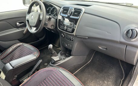Renault Logan II, 2017 год, 850 000 рублей, 5 фотография