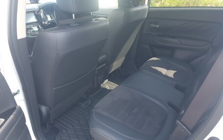 Mitsubishi Outlander III рестайлинг 3, 2017 год, 2 300 000 рублей, 7 фотография