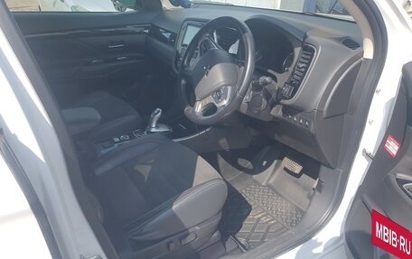 Mitsubishi Outlander III рестайлинг 3, 2017 год, 2 300 000 рублей, 3 фотография