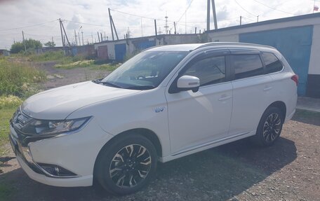 Mitsubishi Outlander III рестайлинг 3, 2017 год, 2 300 000 рублей, 10 фотография