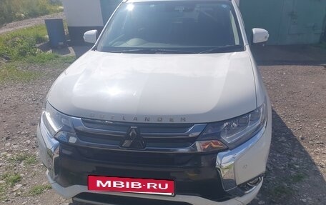 Mitsubishi Outlander III рестайлинг 3, 2017 год, 2 300 000 рублей, 9 фотография