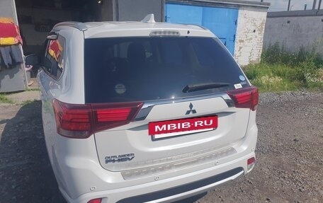 Mitsubishi Outlander III рестайлинг 3, 2017 год, 2 300 000 рублей, 11 фотография