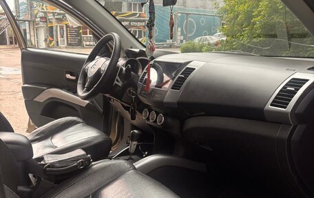 Mitsubishi Outlander III рестайлинг 3, 2007 год, 1 400 000 рублей, 2 фотография