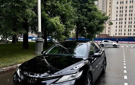 Toyota Camry, 2021 год, 3 200 000 рублей, 2 фотография