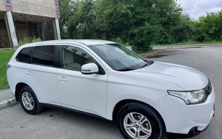 Mitsubishi Outlander III рестайлинг 3, 2013 год, 1 500 000 рублей, 10 фотография