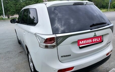 Mitsubishi Outlander III рестайлинг 3, 2013 год, 1 500 000 рублей, 15 фотография