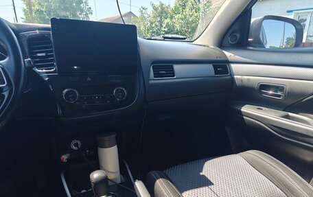 Mitsubishi Outlander III рестайлинг 3, 2017 год, 2 100 000 рублей, 3 фотография