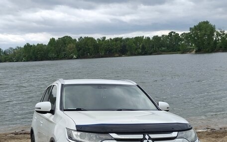 Mitsubishi Outlander III рестайлинг 3, 2017 год, 2 100 000 рублей, 10 фотография