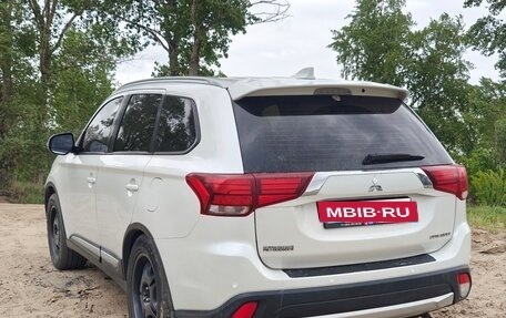 Mitsubishi Outlander III рестайлинг 3, 2017 год, 2 100 000 рублей, 12 фотография