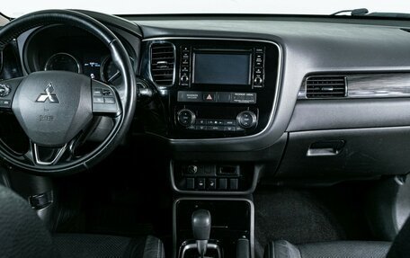 Mitsubishi Outlander III рестайлинг 3, 2017 год, 1 790 000 рублей, 8 фотография
