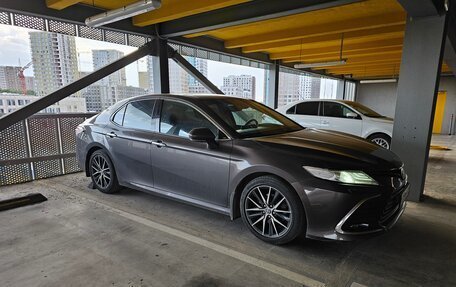 Toyota Camry, 2021 год, 3 900 000 рублей, 2 фотография