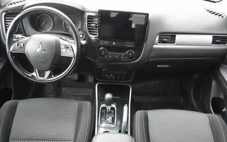 Mitsubishi Outlander III рестайлинг 3, 2018 год, 2 207 000 рублей, 12 фотография