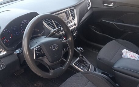 Hyundai Solaris II рестайлинг, 2019 год, 800 000 рублей, 5 фотография