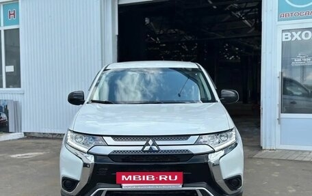 Mitsubishi Outlander III рестайлинг 3, 2020 год, 1 999 000 рублей, 2 фотография