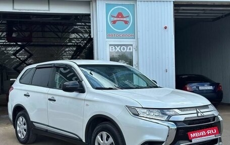 Mitsubishi Outlander III рестайлинг 3, 2020 год, 1 999 000 рублей, 3 фотография
