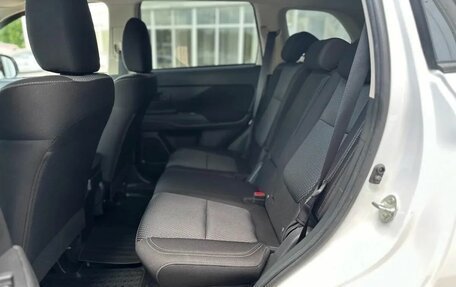Mitsubishi Outlander III рестайлинг 3, 2020 год, 1 999 000 рублей, 10 фотография