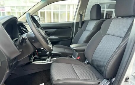 Mitsubishi Outlander III рестайлинг 3, 2020 год, 1 999 000 рублей, 9 фотография