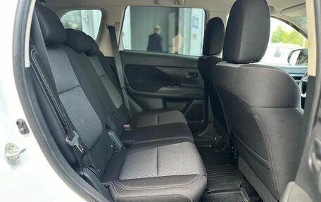 Mitsubishi Outlander III рестайлинг 3, 2020 год, 1 999 000 рублей, 11 фотография