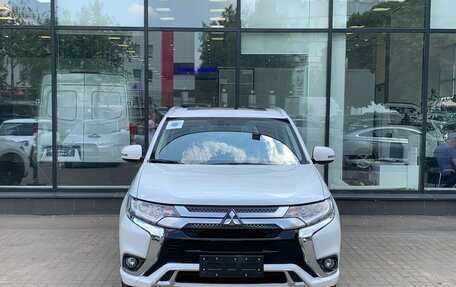 Mitsubishi Outlander III рестайлинг 3, 2022 год, 3 050 000 рублей, 2 фотография