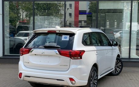 Mitsubishi Outlander III рестайлинг 3, 2022 год, 3 050 000 рублей, 8 фотография