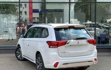 Mitsubishi Outlander III рестайлинг 3, 2022 год, 3 050 000 рублей, 6 фотография