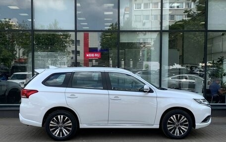 Mitsubishi Outlander III рестайлинг 3, 2022 год, 3 050 000 рублей, 4 фотография