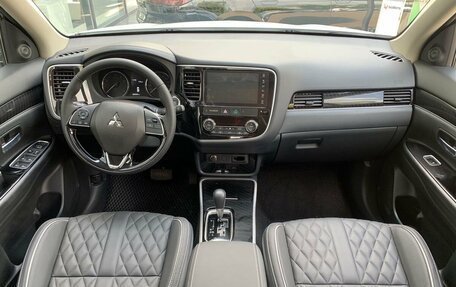 Mitsubishi Outlander III рестайлинг 3, 2022 год, 3 050 000 рублей, 9 фотография