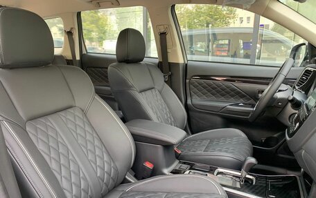 Mitsubishi Outlander III рестайлинг 3, 2022 год, 3 050 000 рублей, 10 фотография